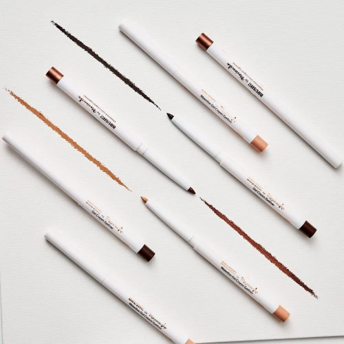Brushup-maxineczka-kredki-na-linię-wodną-oka.webp