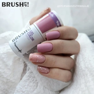 Różowy manicure z matowym wykończeniem
